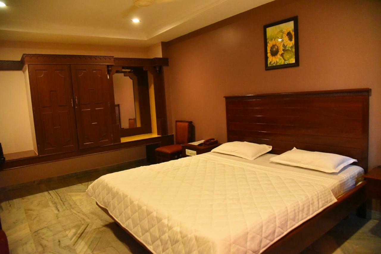 Hotel Subhalakshmi Palace กาไรก์กูดี ภายนอก รูปภาพ