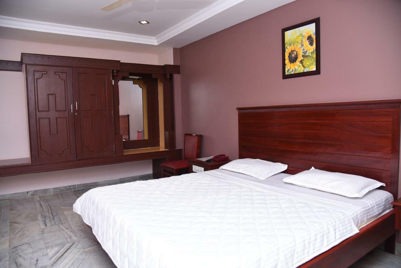 Hotel Subhalakshmi Palace กาไรก์กูดี ภายนอก รูปภาพ